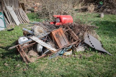 Dökülen Hurda Metal ve Kırsal Yard 'da Eski Ekipman Yığını.