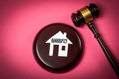İflas Hukuki Konsepti Simge Evi ve Pembe Arkaplanda Yargıç Gavel.