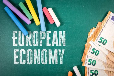 Tebeşir tahtasında Renkli Tebeşir ve Euro Banknotlarıyla Avrupa Ekonomi Metni.