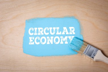 Sürdürülebilirliği ve Yeşil Yeniliği Temsil eden Çember Ekonomi Konsepti Tahtaya Boyanmış.