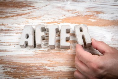 Daha sonra. Hafif boyalı ahşap arkaplanda somut alfabe harfleri.