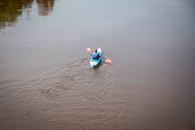 Solo Kanocu Serüvenin Sakin Nehir Yüzeyi 'nde Yüzüyor.