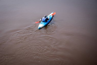 Kahverengi Nehir Suyu 'nda Tek Başına Kayak Yapan Adam Doğal Arazi Ayarlarında Kürek Çekiyor.