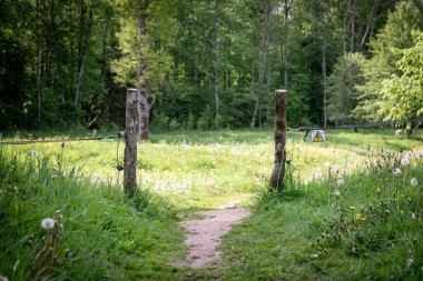 Forest Edge ve Meadow Trail girişinde Kırsal Elektrik Çiti Uyarı İşareti..