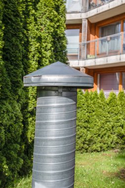 Evergreen Trees yakınlarındaki Avluda Kaptan 'la Metal Havalandırma Borusu.