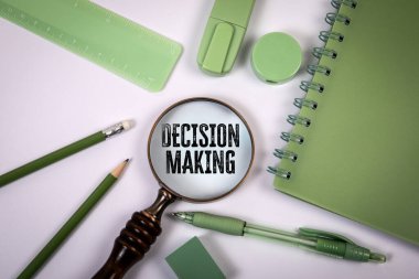 Büyüteç ve Yeşil Ofis Tedarikleriyle Beyaz Arkaplanda Fikir Oluşturma.