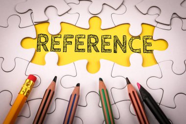 Referans. Beyaz yapboz parçaları ve renkli kalemler.