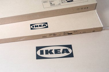 Sigulda, Letonya - 27 Haziran 2025. IKEA Düz Paketli Mobilya Kutuları Tahta Döşeme Teslimat ve Toplama Konsepti