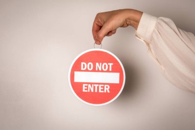 Tarafsız Arkaplanda Elle Tutulan İşaret Kavramını Girme.