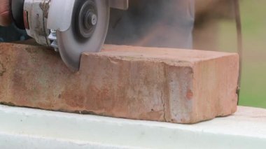 Tuğla Kesme 'nin İnşaat Sürecindeki Güç Öğütücüsüyle Yakın Çekimi