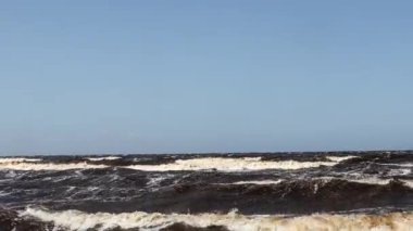 Rüzgarlı bir günde Açık Mavi Gökyüzü Altında Baltık Denizi 'ne düşen dalgalar