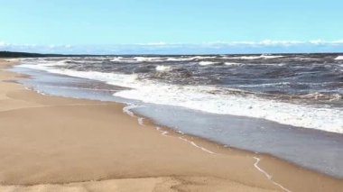 Güneşli Baltık Deniz Kıyısı Açık Bir Gün 'de Yuvarlanan Dalgalarla