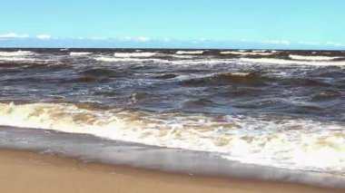 Güneşli Baltık Denizi Kıyısı Yazın Çöken Dalgalar ve Kum Kumsalı