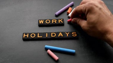 İş ve Tatil Konsepti. Tahta arka planda alfabe harfleri ve tebeşir parçaları var. 4K Video