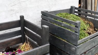 Bahçe ve yiyecek atıkları için ahşap gübre kutusu. 4K Video