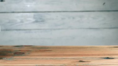 Tahta desenli arka planda minyatür bir dur işareti