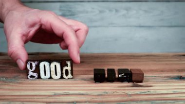 Güzel bir hayat. Tahta alfabe blokları kullanarak heceleme kelimesi
