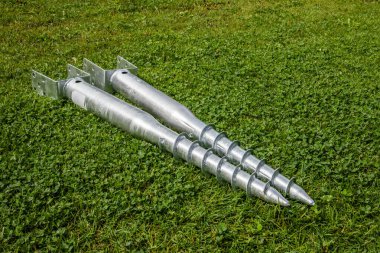 Yeşil Çimlerin Çapalanması İçin Metal Zemin Vidaları.