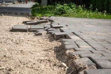 İnşaat alanında Kum ve Yerinden Çıkarılan Tuğlalarla Bitmemiş Kaldırım.