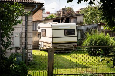 Güneşli bir yaz gününde Retro Camper Van Residential Backyard 'a park etti.