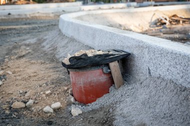 Devam eden Yol Yapımı sırasında Kırmızı Kamu Borusu enkazla kaplıydı.