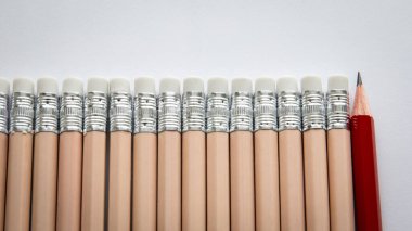 Kalabalıktan Dikkat Çekmek. Özdeş Silgiler Arasında Bir Kırmızı Kalem.