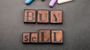 Tebeşir animasyonu, finansal veya ekonomik bağlamda alım ve satım arasındaki dinamik ilişkiyi gösteriyor