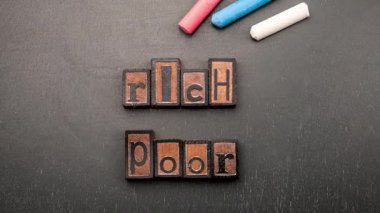 Tebeşir animasyonu, yoksulluk ve zenginlik arasındaki geçişi çizgili oklarla gösteriyor