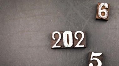 2025 'ten 2026' ya tahta sayılar ve yön okları kullanılarak yapılan sembolik geçişi tasvir eden tebeşir animasyonu