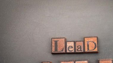 Tebeşir animasyonu, yönlü oklarla, tahtadaki tahta harflerle, kurşun ve takip arasındaki zıtlığı gösteriyor.