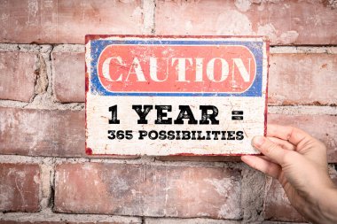 Yeni yıl motivasyon konsepti. Tuğla Duvarın Arkasında 365 İhtimal İmzası Tutuldu.