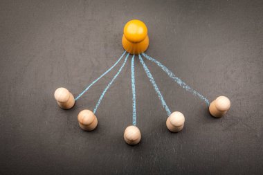 Tahta üzerinde tahta figürler ve tebeşir çizgileri olan liderlik ve heyet kavramı.