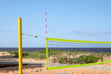 Yazın Deniz kenarındaki Sandy Shore 'da Boş Sahil Voleybol Sahası.