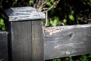 Doğal Açıkta Soyulmuş Boya Ayarlı Yıpranmış Ahşap Çit Postası.