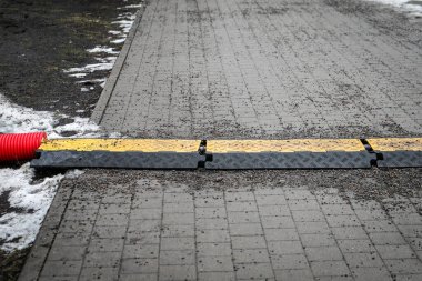 Islak zeminde Sarı Kablo Koruyuculu Kırmızı Boru.