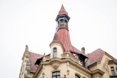 Dekoratif elementlerle Süslemeli Çatı ve Tarihi Bina Kulesi.