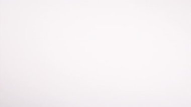 Beyaz Arkaplanda Güvenlik ve Tarihi Sembolize eden İki Klasik Metal Anahtar. 4K Video Durdurma Hareketi