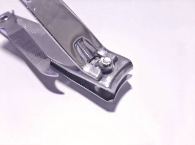 Beyaz arka planda izole edilmiş tırnak makaslarını kapat. Paslanmaz çelikten yapılmış çivi güzelliği için kişisel bakım aleti. Kişisel bakım, hijyen, sağlık ve manikür konsepti.