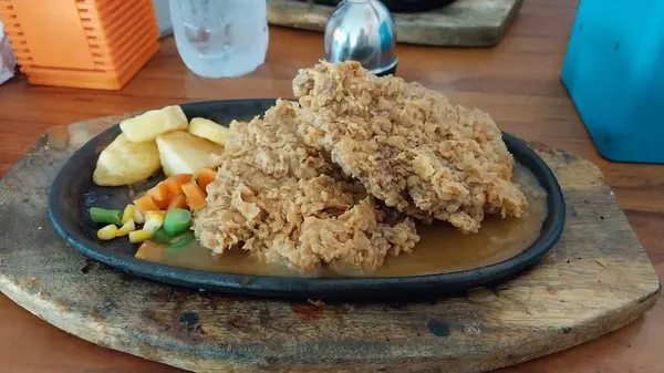 Biftek ve un. İçinde et, sığır eti, keçi, bufalo, at ve tavuk menüleri olan yemekler. Masadaki ısıya dayanıklı konteynırda servis edilmiş. Mutfak kavramları için lezzetli yemekler.