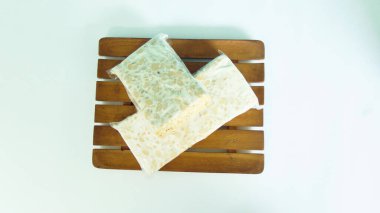 Beyaz soya fasulyesi. Tempeh, Asya 'da yaygın olarak bulunan bir yemektir. Bu işlenmiş soya fasulyesi yiyeceği birçok faydası ve lezzeti ile bilinir. İşlenmiş soya fasulyesi konsepti. Çiğ yemek.