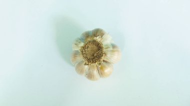 Sarımsaklı beyaz arka plan. Sarımsak, Asya 'nın temel baharatlarından biri olan birçok faydasıyla bilinir. Sarımsak, vücuda iyi gelen antioksidan açısından zengin olarak bilinir. Sağlıklı gıda kavramı