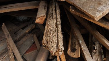 Kullanılmamış odun yığını. Yüksek odun yığını, çok dağınık. Yaşlı, yıpranmış ve kırılgan. Geçmişe uygun, ağaçları kesmeyi önleme, depo düzenleme fikirleri. İşlenmiş ahşap kavramı