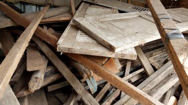 Kullanılmamış odun yığını. Yüksek odun yığını, çok dağınık. Yaşlı, yıpranmış ve kırılgan. Geçmişe uygun, ağaçları kesmeyi önleme, depo düzenleme fikirleri. İşlenmiş ahşap kavramı