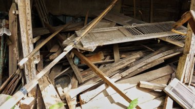 Kullanılmamış odun yığını. Yüksek odun yığını, çok dağınık. Yaşlı, yıpranmış ve kırılgan. Geçmişe uygun, ağaçları kesmeyi önleme, depo düzenleme fikirleri. İşlenmiş ahşap kavramı