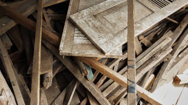 Kullanılmamış odun yığını. Yüksek odun yığını, çok dağınık. Yaşlı, yıpranmış ve kırılgan. Geçmişe uygun, ağaçları kesmeyi önleme, depo düzenleme fikirleri. İşlenmiş ahşap kavramı