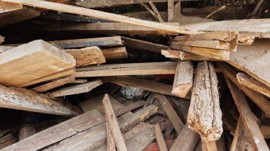 Kullanılmamış odun yığını. Yüksek odun yığını, çok dağınık. Yaşlı, yıpranmış ve kırılgan. Geçmişe uygun, ağaçları kesmeyi önleme, depo düzenleme fikirleri. İşlenmiş ahşap kavramı