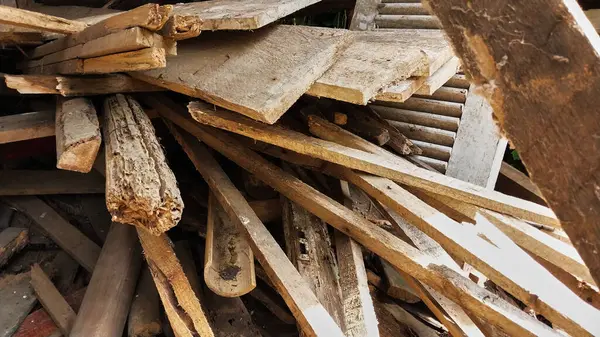 Kullanılmamış odun yığını. Yüksek odun yığını, çok dağınık. Yaşlı, yıpranmış ve kırılgan. Geçmişe uygun, ağaçları kesmeyi önleme, depo düzenleme fikirleri. İşlenmiş ahşap kavramı
