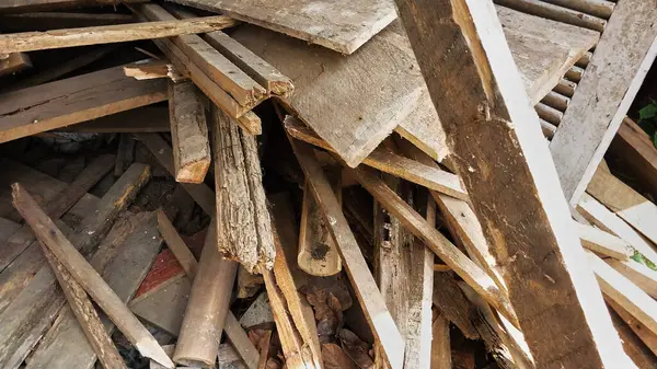 Kullanılmamış odun yığını. Yüksek odun yığını, çok dağınık. Yaşlı, yıpranmış ve kırılgan. Geçmişe uygun, ağaçları kesmeyi önleme, depo düzenleme fikirleri. İşlenmiş ahşap kavramı