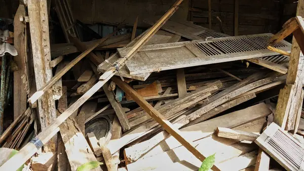 Kullanılmamış odun yığını. Yüksek odun yığını, çok dağınık. Yaşlı, yıpranmış ve kırılgan. Geçmişe uygun, ağaçları kesmeyi önleme, depo düzenleme fikirleri. İşlenmiş ahşap kavramı