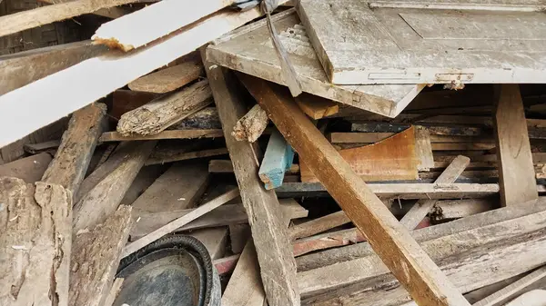 Kullanılmamış odun yığını. Yüksek odun yığını, çok dağınık. Yaşlı, yıpranmış ve kırılgan. Geçmişe uygun, ağaçları kesmeyi önleme, depo düzenleme fikirleri. İşlenmiş ahşap kavramı